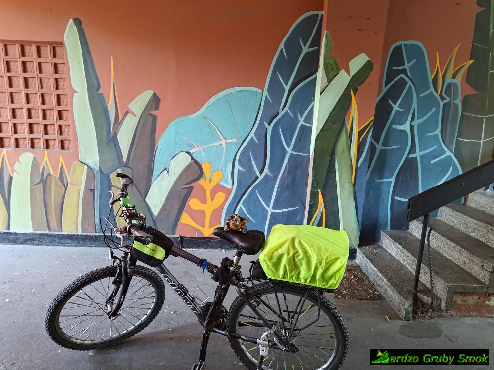 mural z motywem roślinnym w przejściu