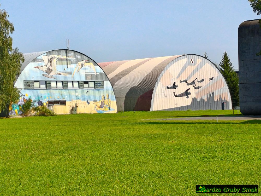 murale na hangarach w Muzeum Lotnictwa Polskiego