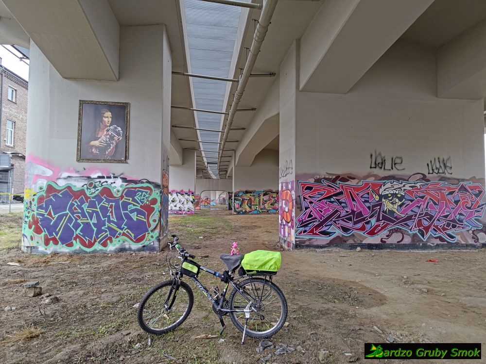 murale/graffiti pod estakadą