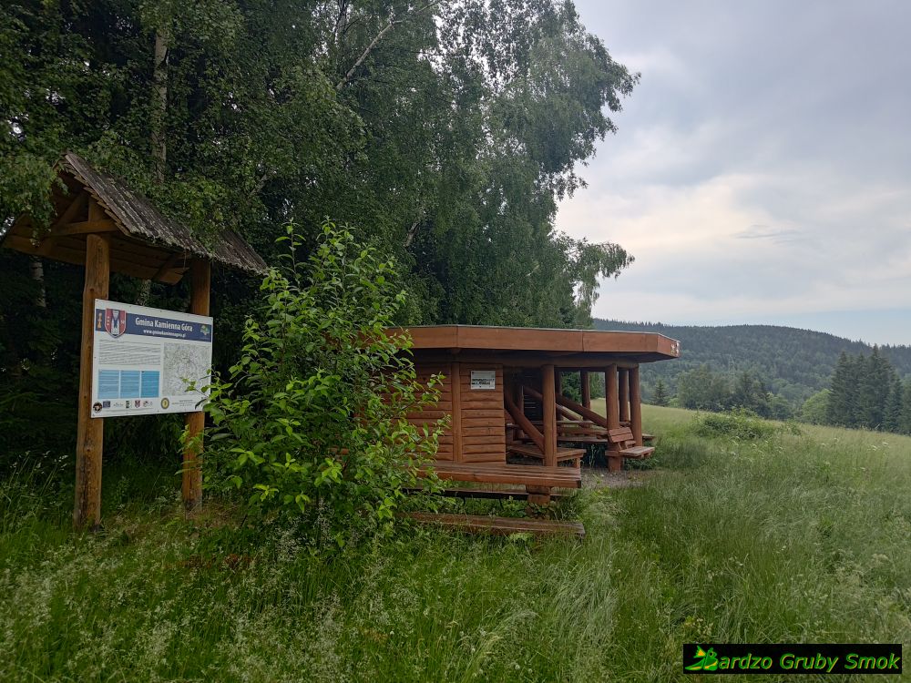 wiata na Rozdrożu pod Bobrzakiem