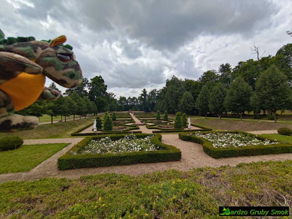 dwór starostów chęcińskich - park
