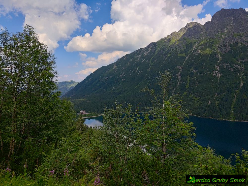 widok na Morskie Oko na zejściu ceprostradą
